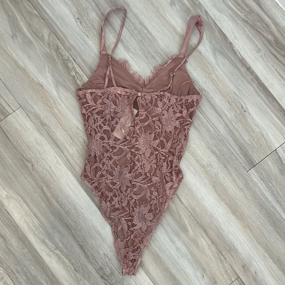 Francesca’s Collections Floral Lace Bodysuit - Picture 5 of 5